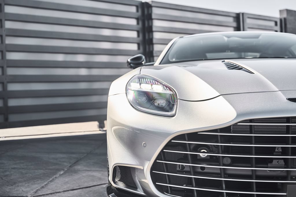 Used 2025 Aston Martin Vanquish RWD image 9