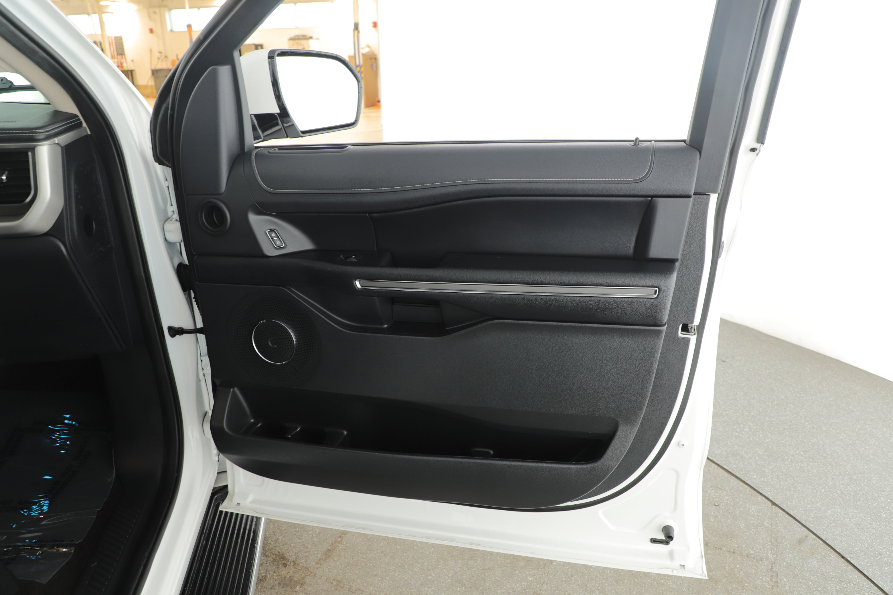 Used 2023 Ford Expedition Max XLT image 9