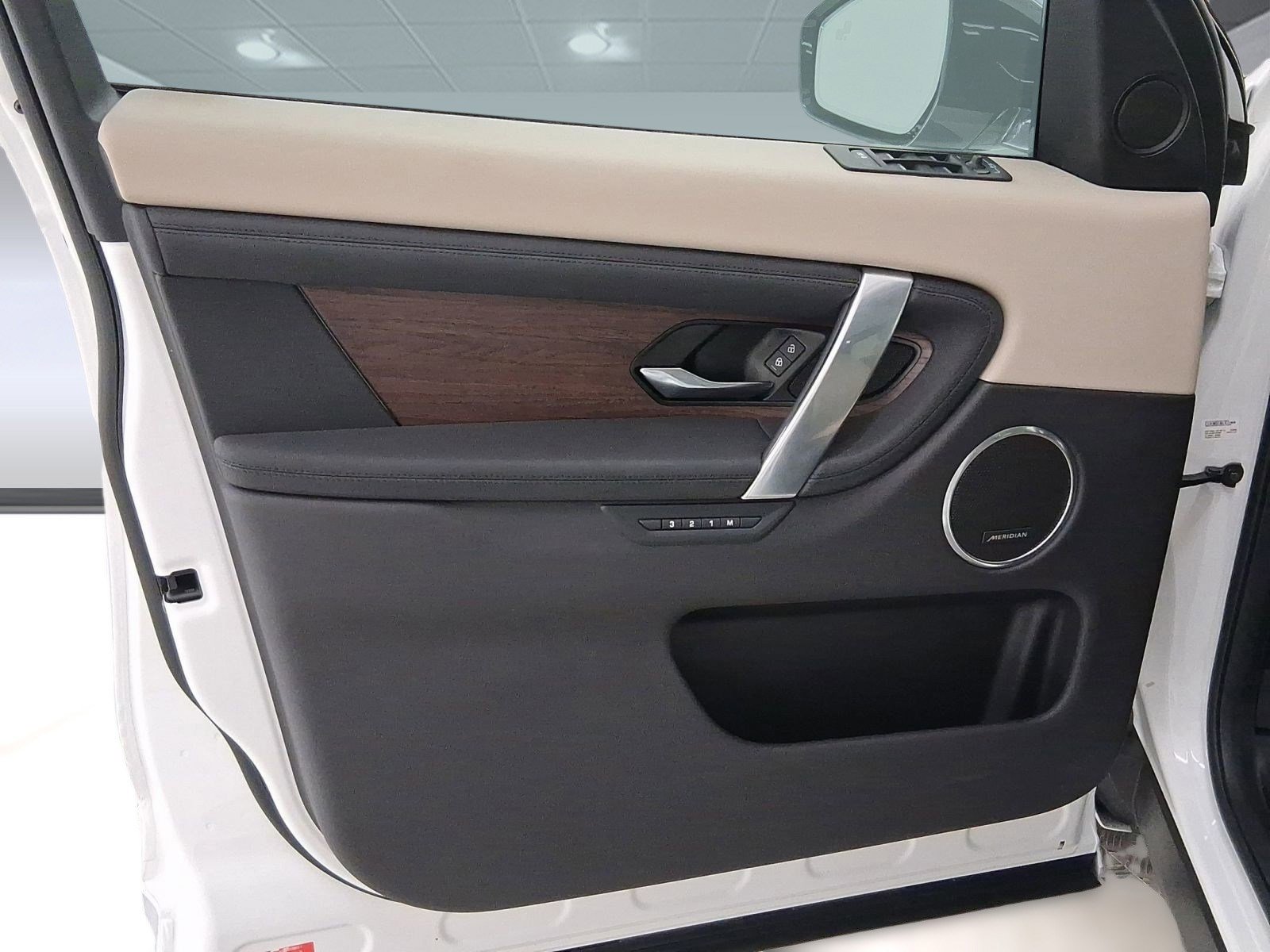 Used 2025 Land Rover Discovery Sport S image 12