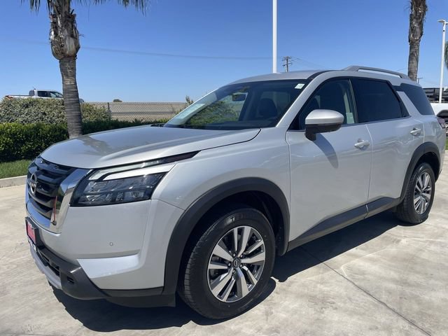 Used 2025 Nissan Pathfinder SL FWD image 4