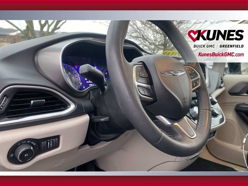 Used 2024 Chrysler Pacifica Touring-L image 13