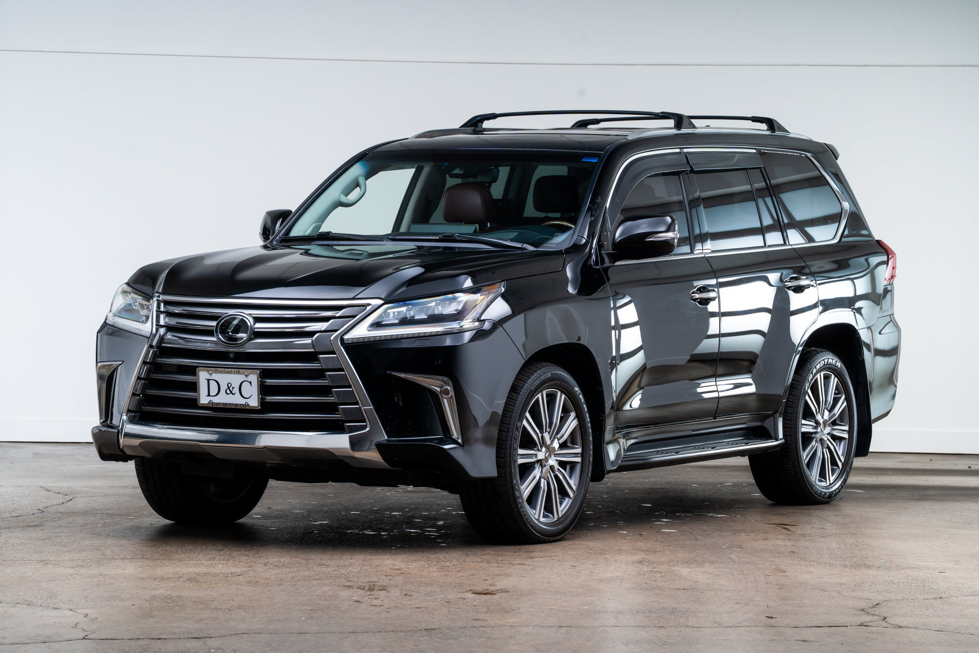 Used 2016 Lexus LX 570 4WD w/ Luxury Package image 3