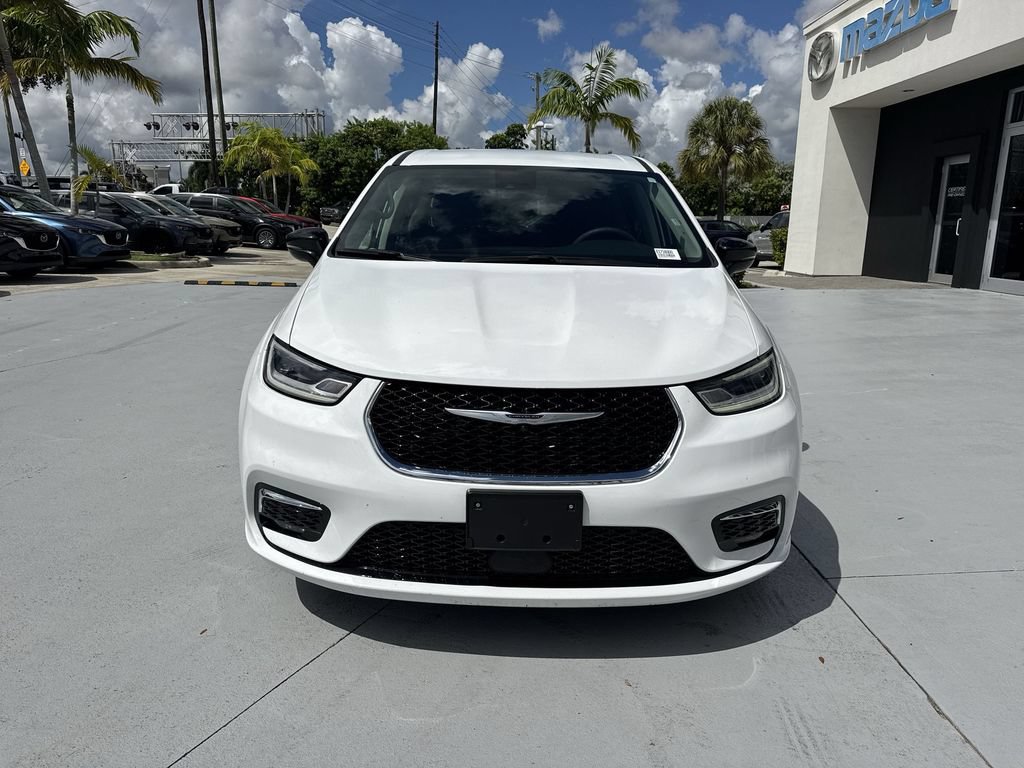 Used 2024 Chrysler Pacifica Touring-L FWD image 8