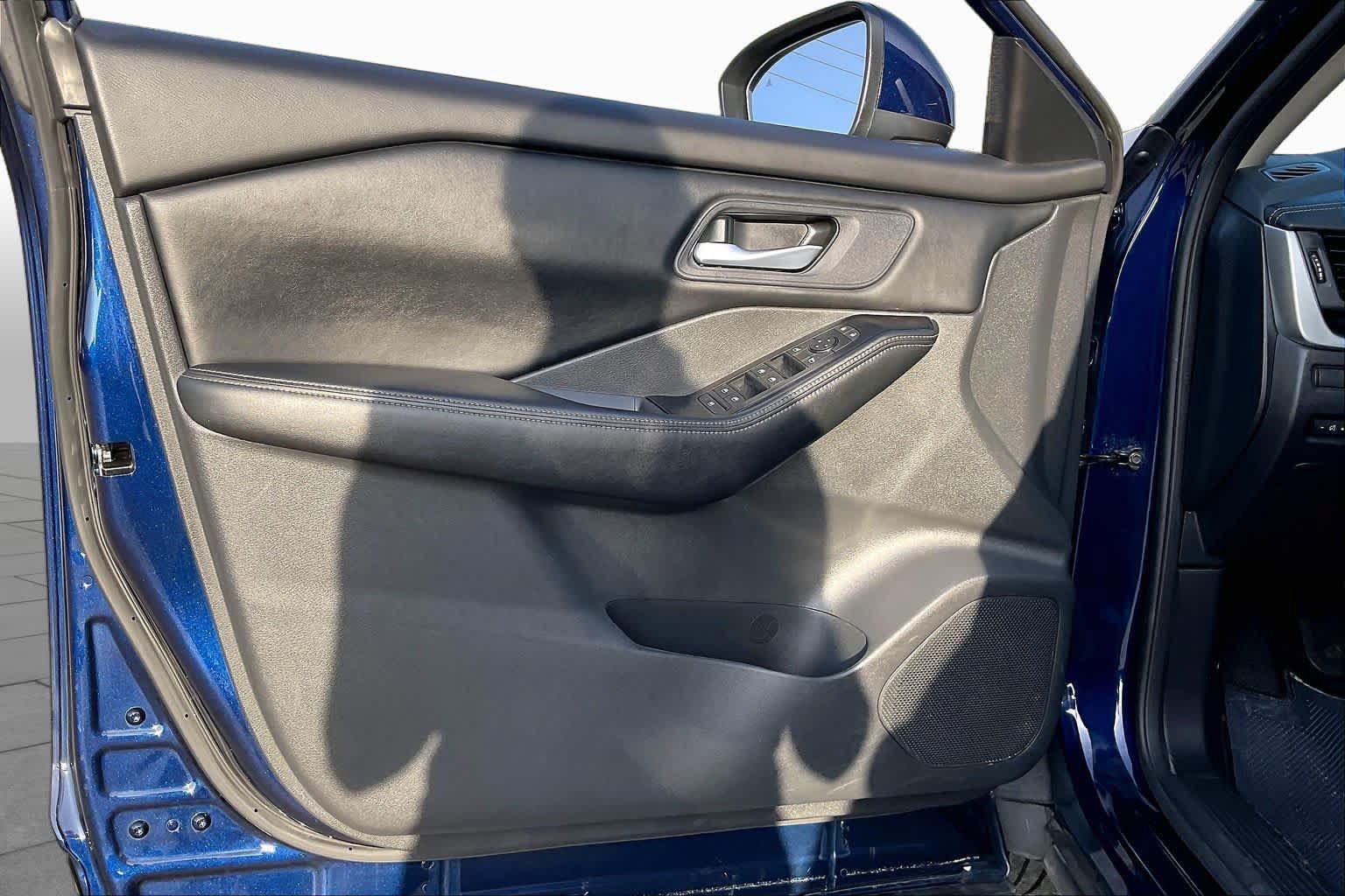 Used 2025 Nissan Rogue SV FWD image 21