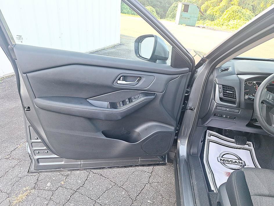 Certified 2026 Nissan Rogue SV FWD image 9