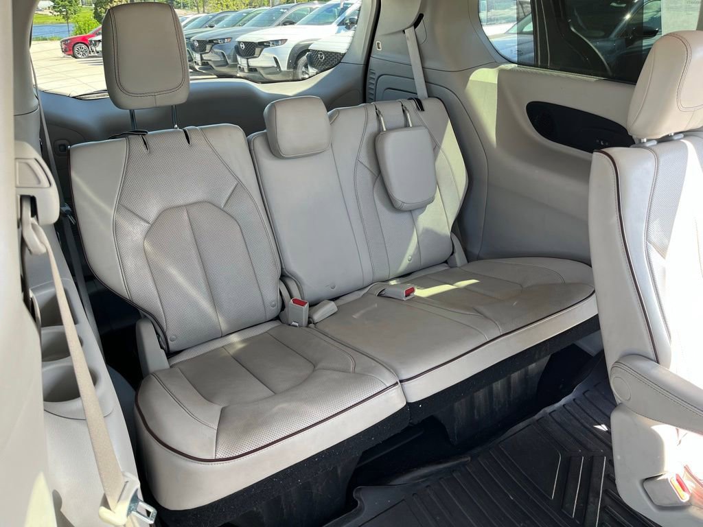 Used 2018 Chrysler Pacifica Limited w/ Tire & Wheel Group FWD image 16