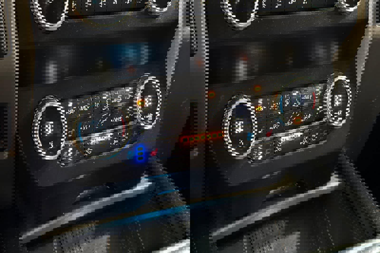 Used 2020 Ford Expedition XLT w/ Equipment Group 202A AWD/4WD image 24