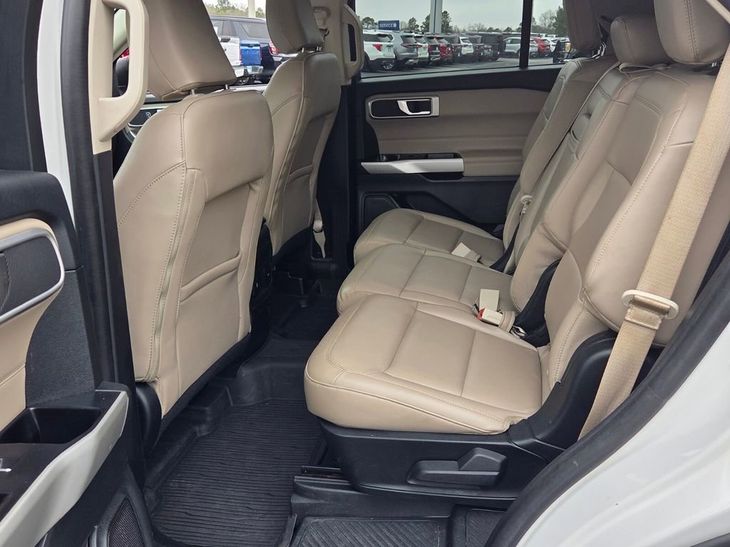 Used 2022 Ford Explorer XLT w/ Equipment Group 202A image 6