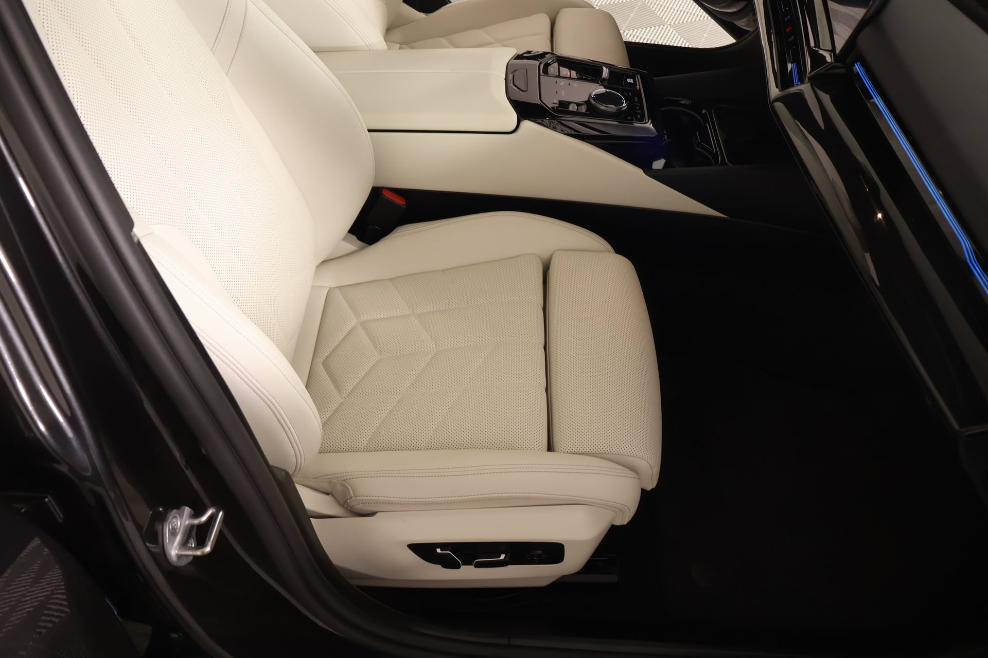 Used 2024 BMW 530i w/ Convenience Package RWD image 14