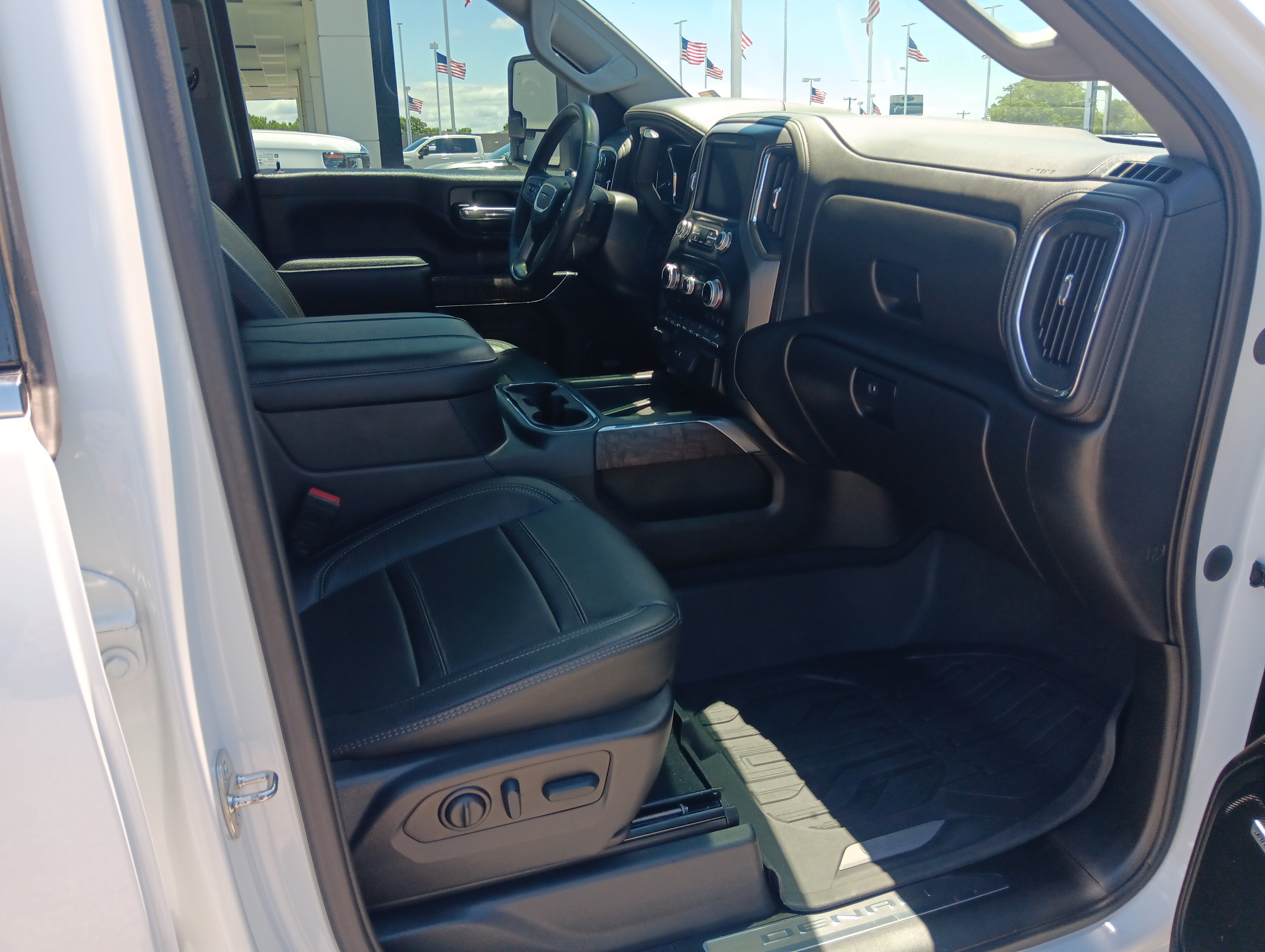Used 2023 GMC Sierra 3500 Denali w/ Denali Ultimate Package AWD/4WD image 17