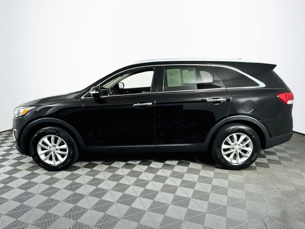 Used 2017 Kia Sorento FWD w/ LX Convenience Package image 4