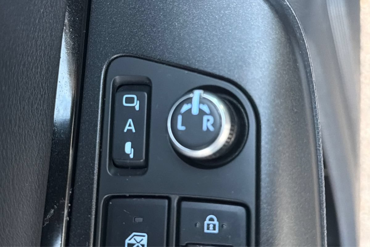 Used 2021 Toyota Venza LE AWD/4WD image 38