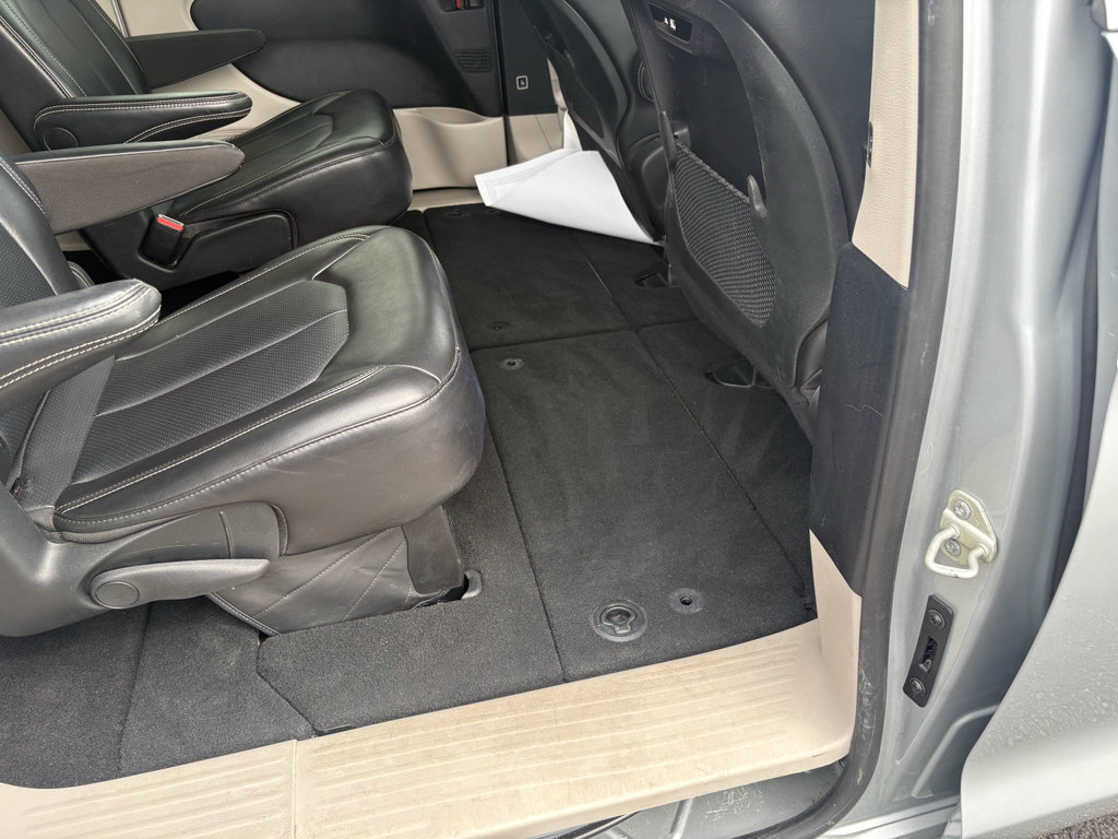 Used 2024 Chrysler Pacifica Touring-L image 31