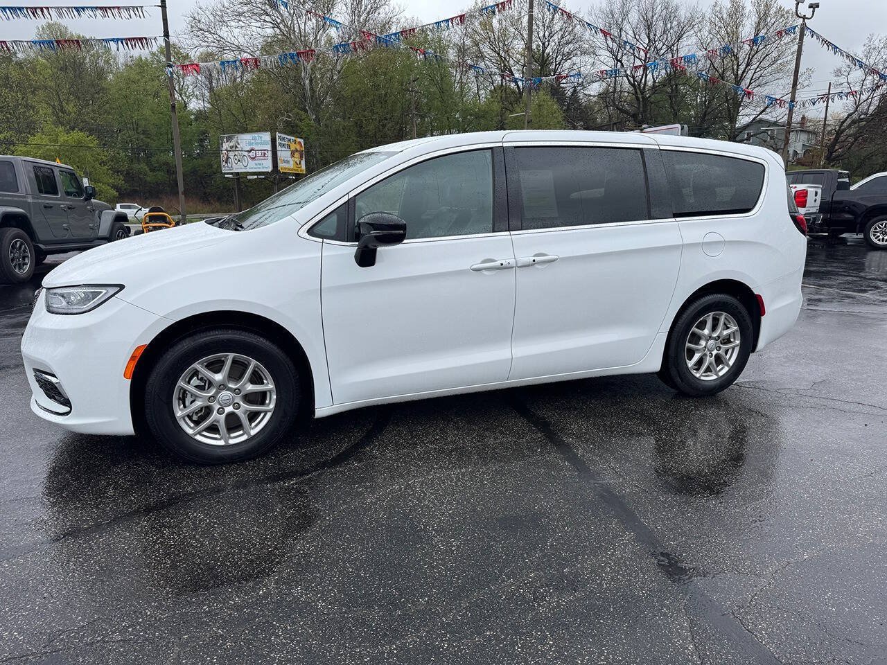 Used 2025 Chrysler Pacifica Select FWD image 7