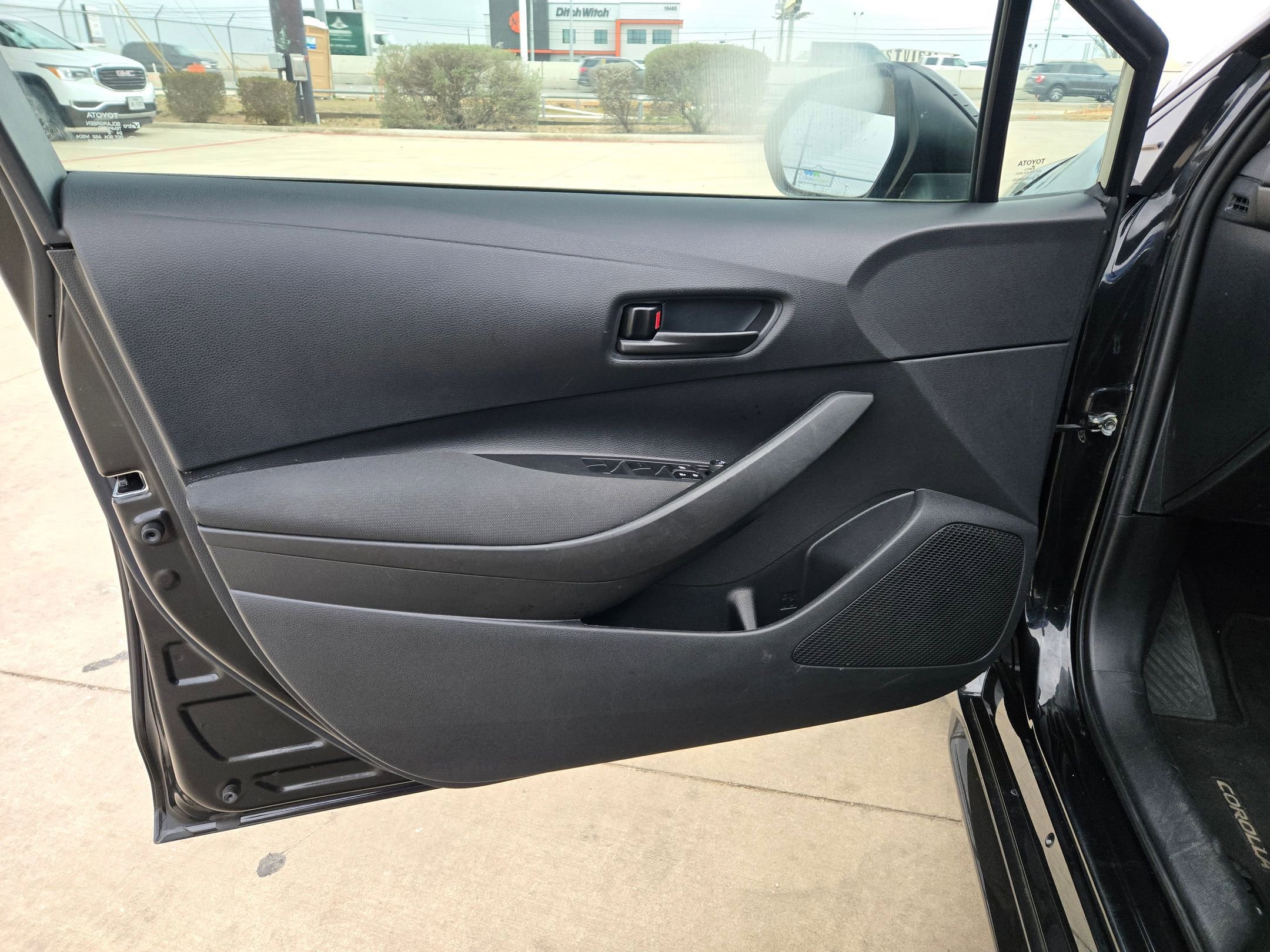 Used 2022 Toyota Corolla LE image 11