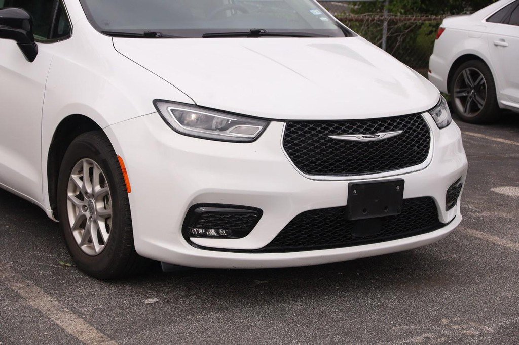 Used 2024 Chrysler Pacifica Touring-L FWD image 2