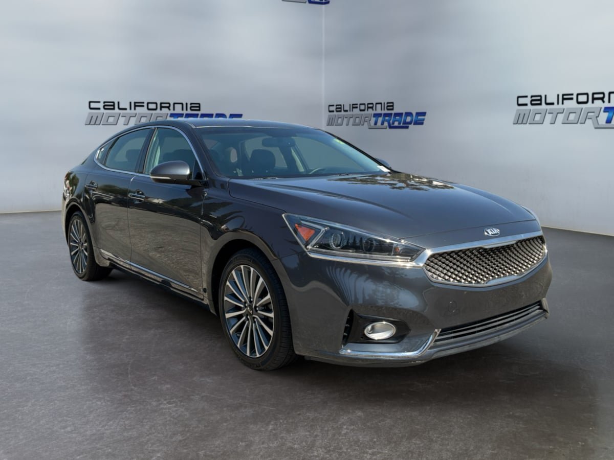 Used 2017 Kia Cadenza Premium w/ Luxury Package FWD image 3