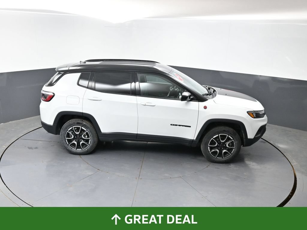Used 2025 Jeep Compass Trailhawk AWD/4WD image 42