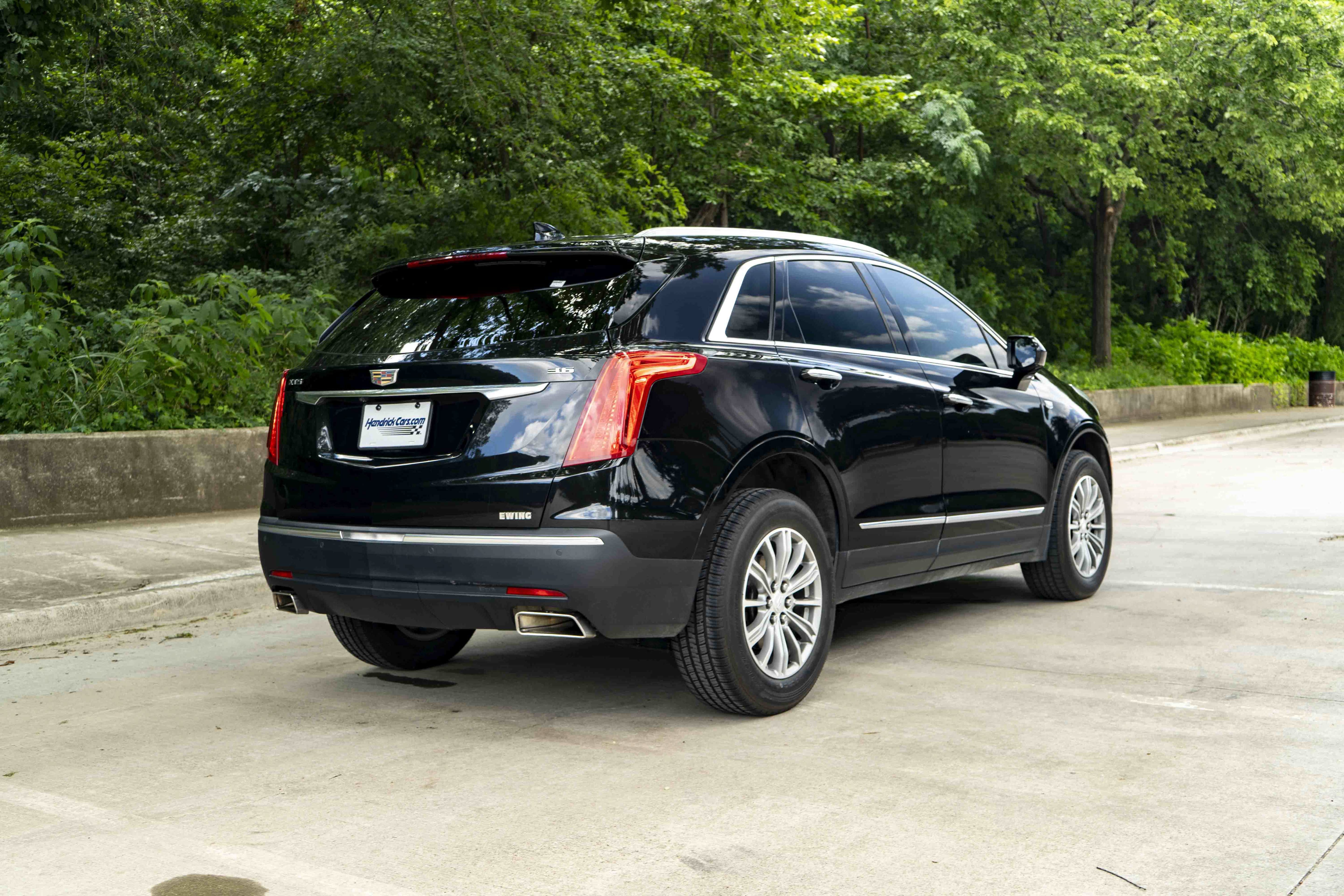 Used 2017 Cadillac XT5 Luxury w/ Driver Awareness Package FWD image 9