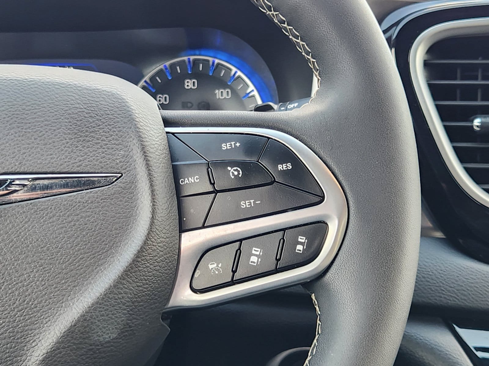 Used 2026 Chrysler Pacifica Select FWD image 37