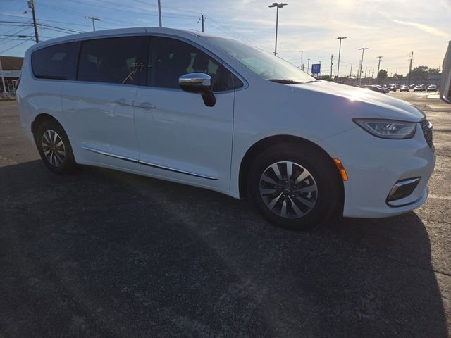 Used 2023 Chrysler Pacifica Limited image 2