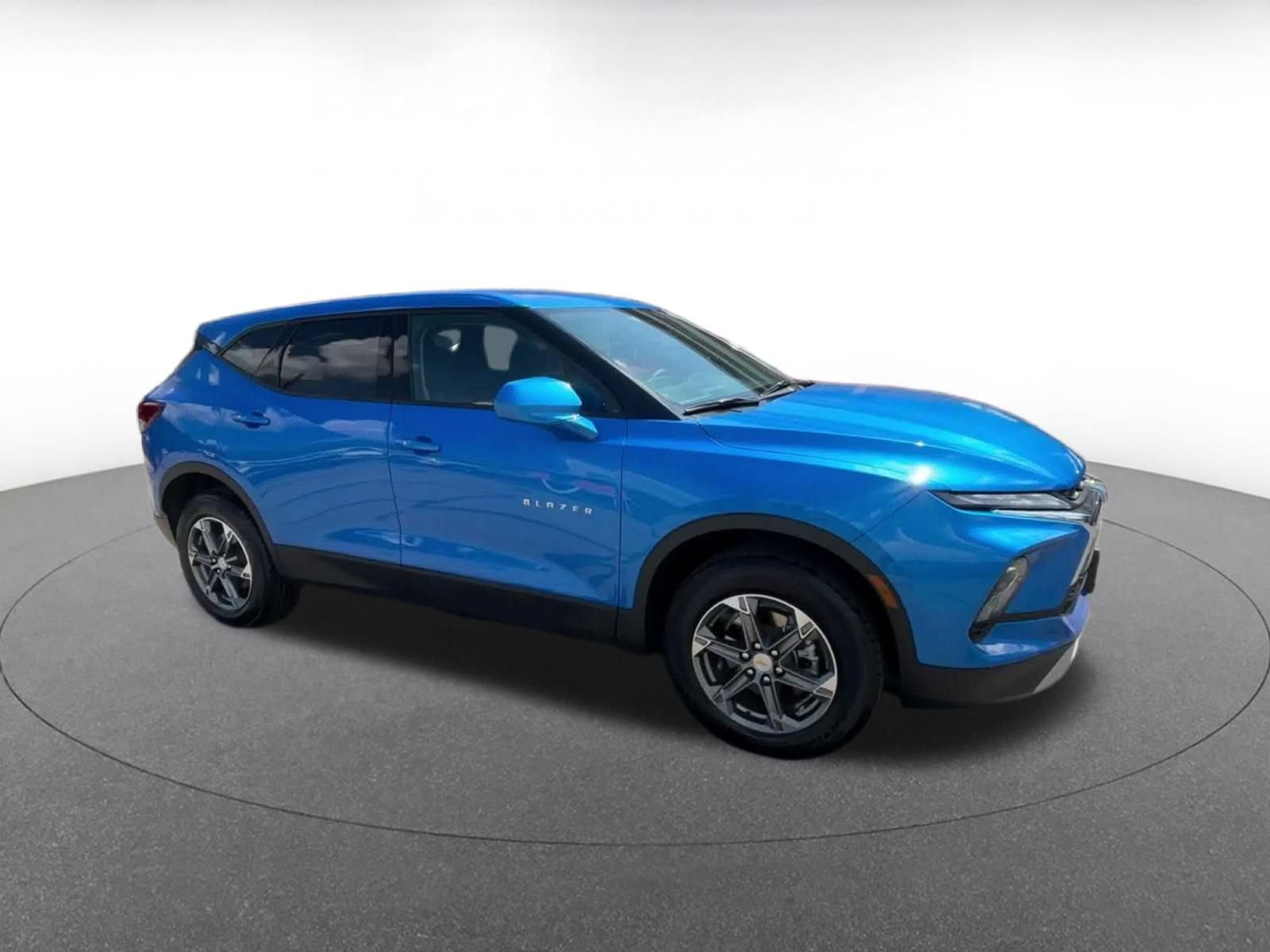 Used 2025 Chevrolet Blazer LT FWD image 2
