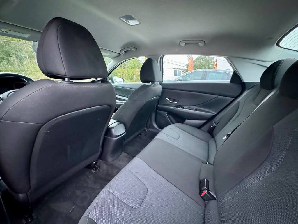 Used 2021 Hyundai Elantra SE FWD image 10