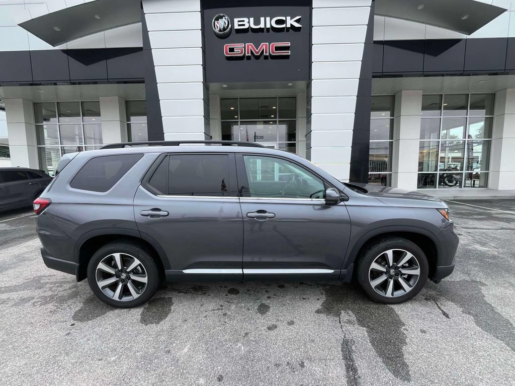 Used 2025 Honda Pilot Touring image 2