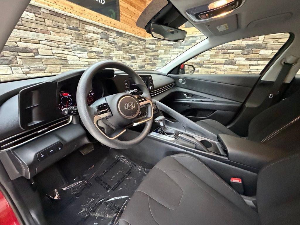 Used 2023 Hyundai Elantra SEL w/ Preferred Accessory Package image 9