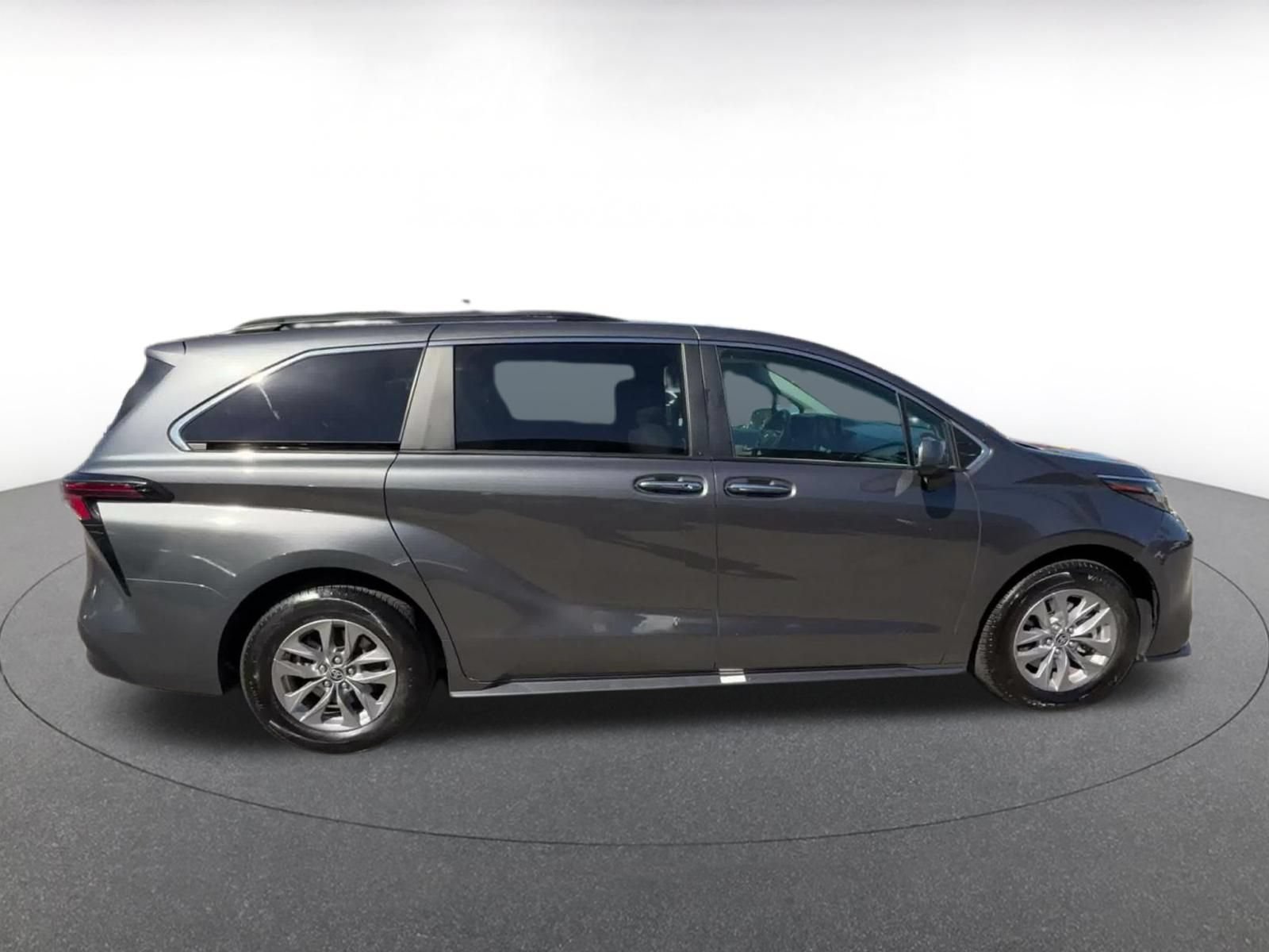 Used 2025 Toyota Sienna XLE FWD image 15