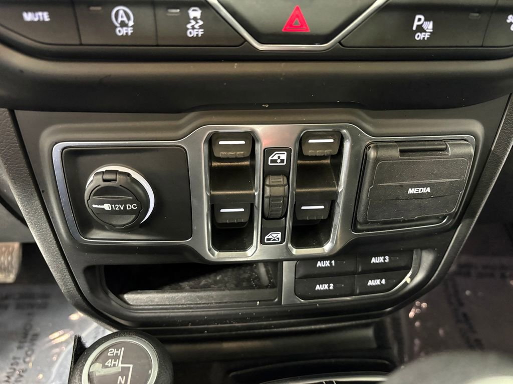 Used 2020 Jeep Gladiator Overland AWD/4WD image 18
