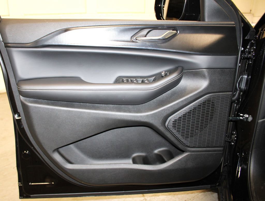 New 2025 Jeep Grand Cherokee Altitude image 25