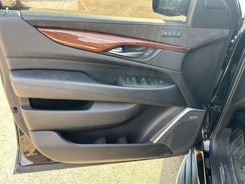 Used 2018 Cadillac Escalade Luxury AWD/4WD image 6