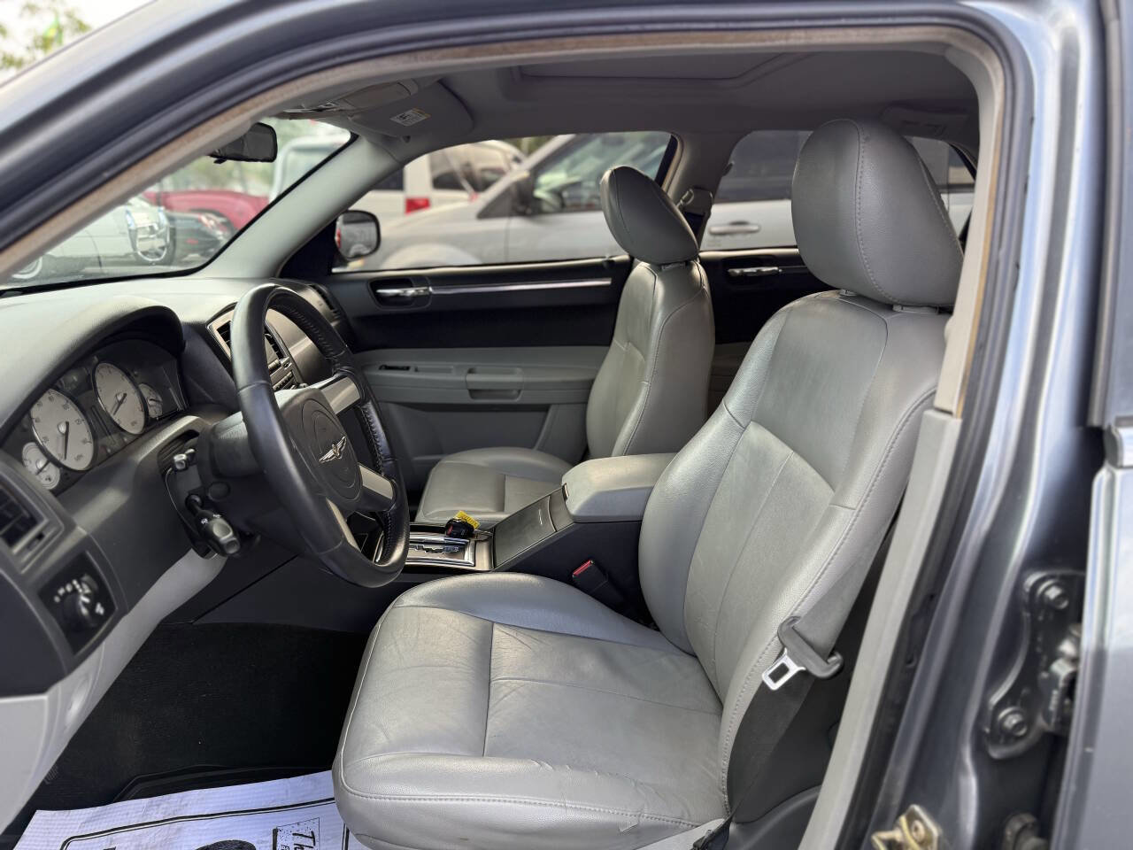 Used 2006 Chrysler 300 Touring RWD image 9