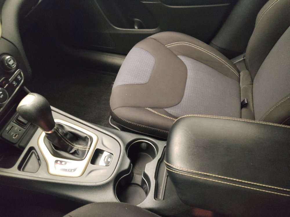 Used 2015 Jeep Cherokee Latitude FWD image 26
