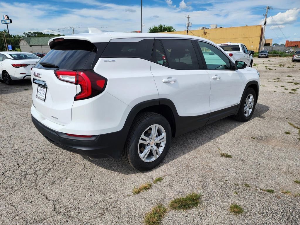 Used 2024 GMC Terrain SLE image 3