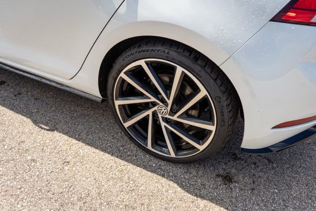 Used 2019 Volkswagen Golf R 4-Door image 11