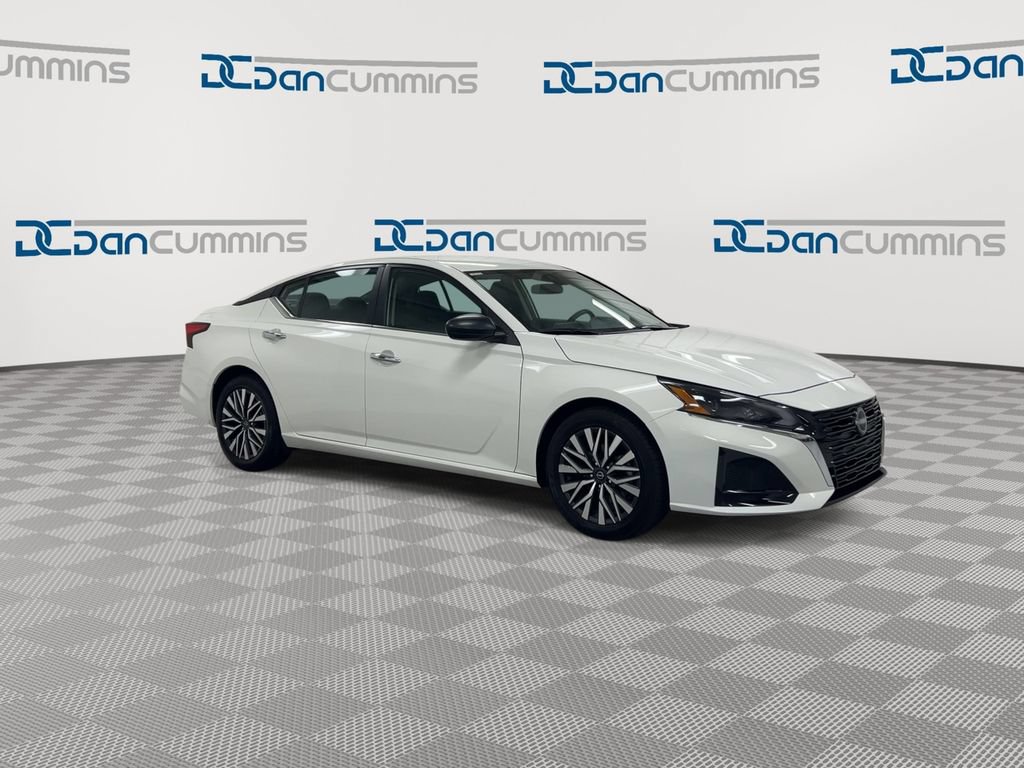 Used 2025 Nissan Altima 2.5 SV FWD image 2