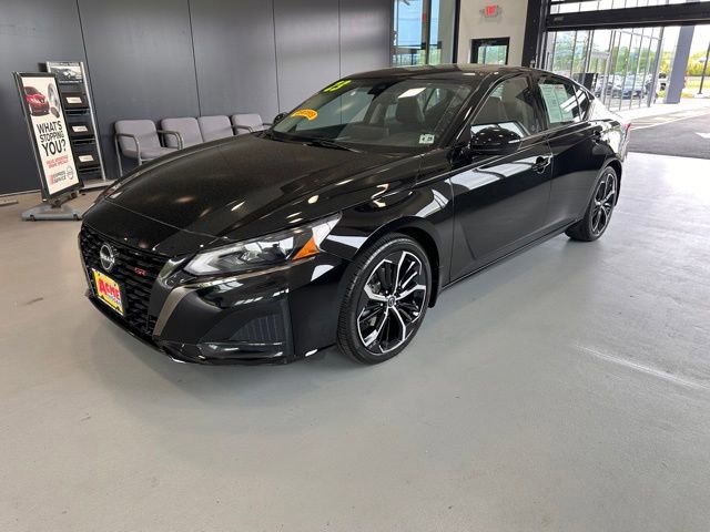 Certified 2023 Nissan Altima 2.5 SR w/ SR Premium Package FWD image 1