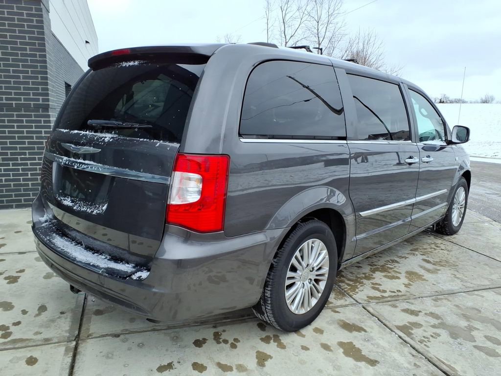 Used 2014 Chrysler Town & Country Touring-L image 7