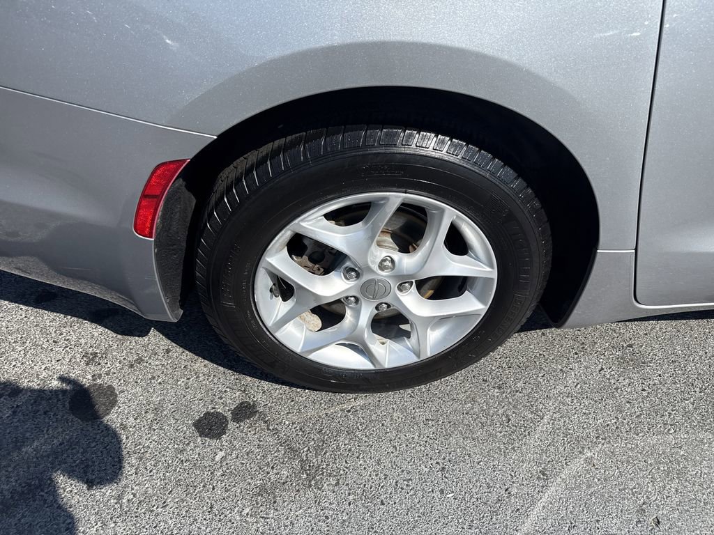 Used 2018 Chrysler Pacifica Touring Plus w/ Tire & Wheel Group image 23