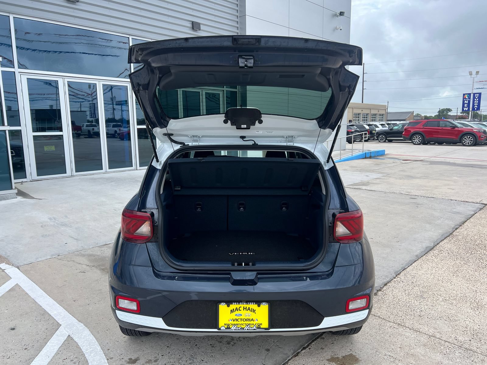 Used 2025 Hyundai Venue Limited FWD image 13