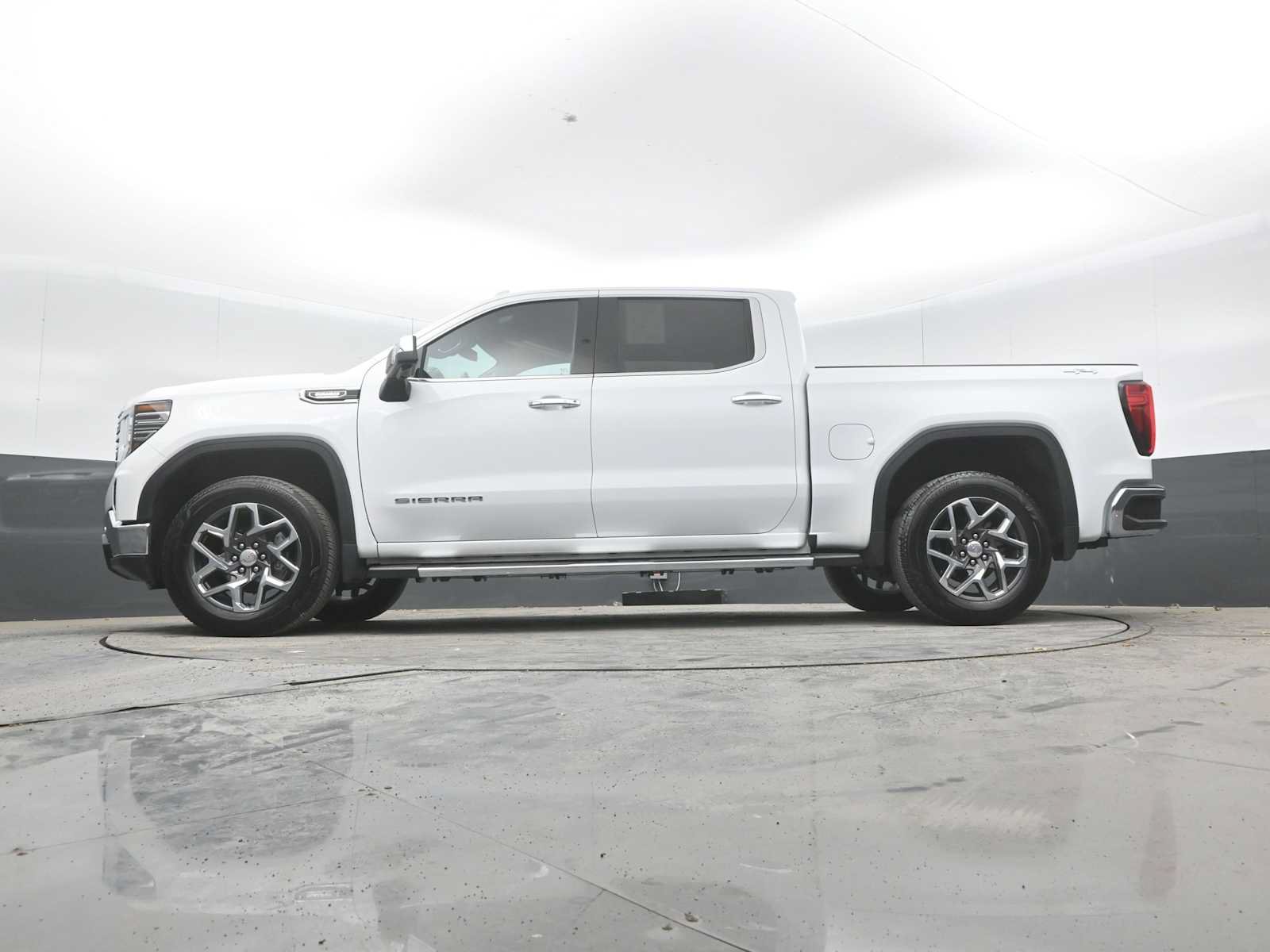 Used 2024 GMC Sierra 1500 SLT w/ SLT Premium Plus Package AWD/4WD image 40