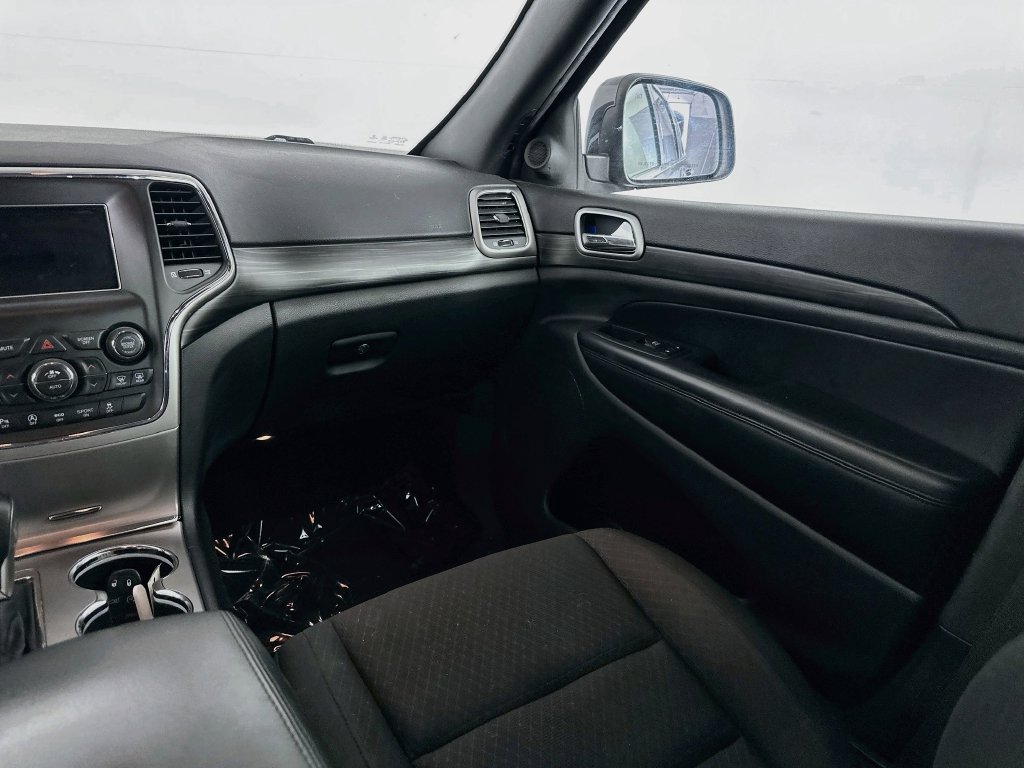Used 2019 Jeep Grand Cherokee Laredo w/ Security & Convenience Group AWD/4WD image 30