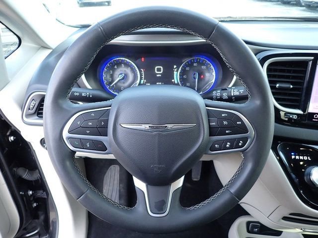 Used 2023 Chrysler Pacifica Touring-L image 24