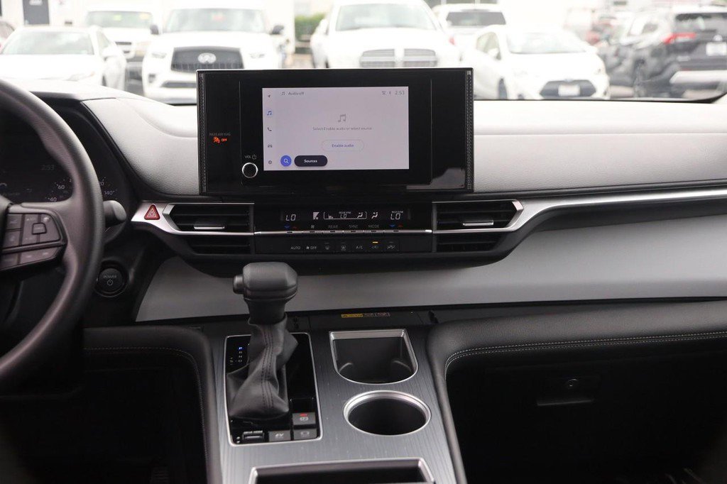 Used 2025 Toyota Sienna LE AWD/4WD image 27