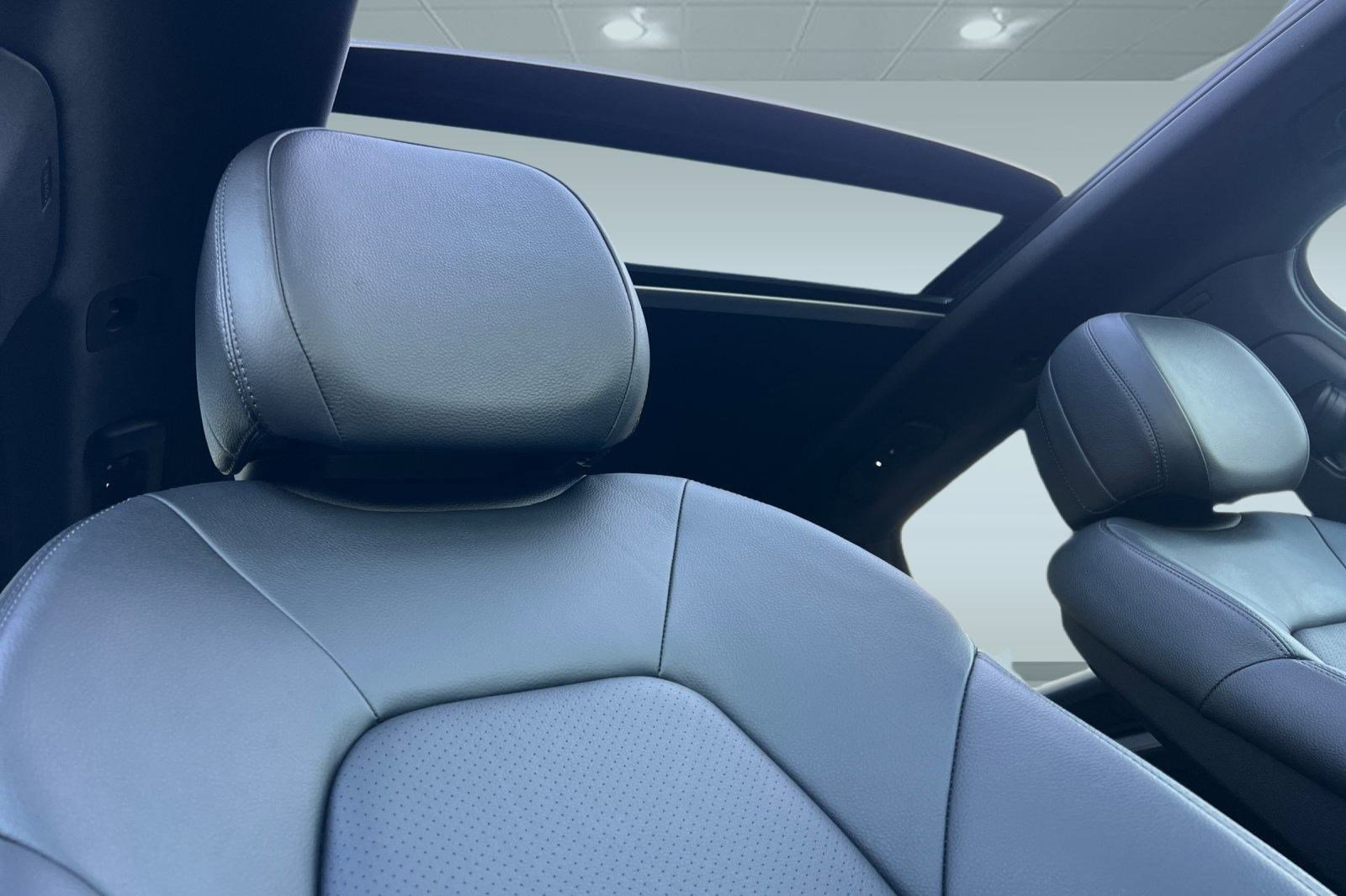 Used 2024 Porsche Cayenne image 26