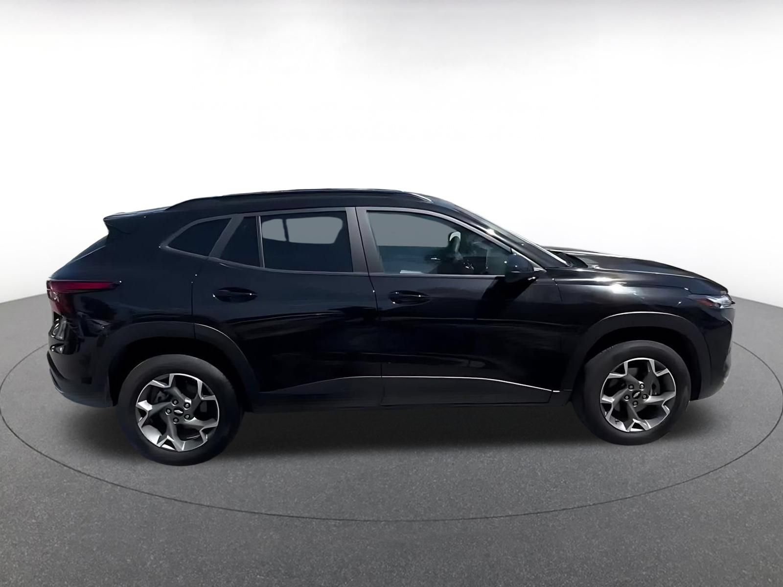 Used 2025 Chevrolet Trax LT FWD image 15