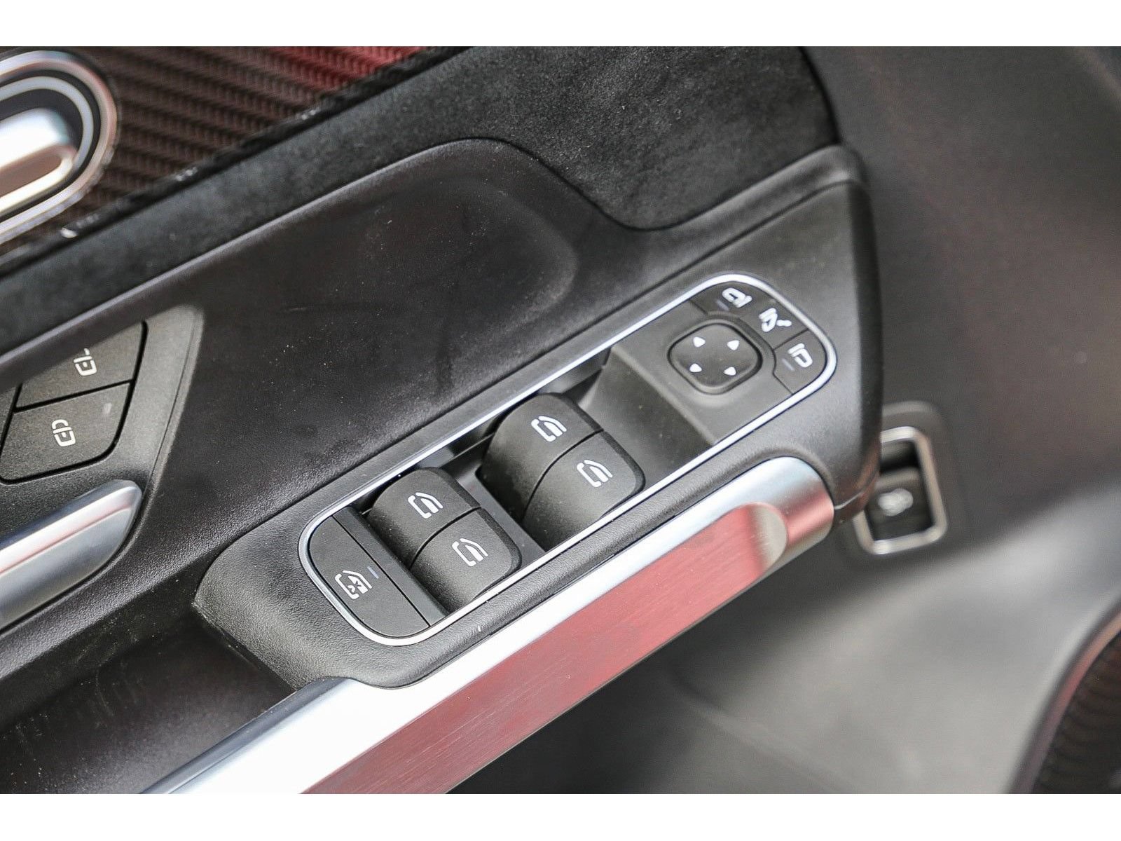 Used 2025 Mercedes-Benz GLB 35 AMG 4MATIC image 28