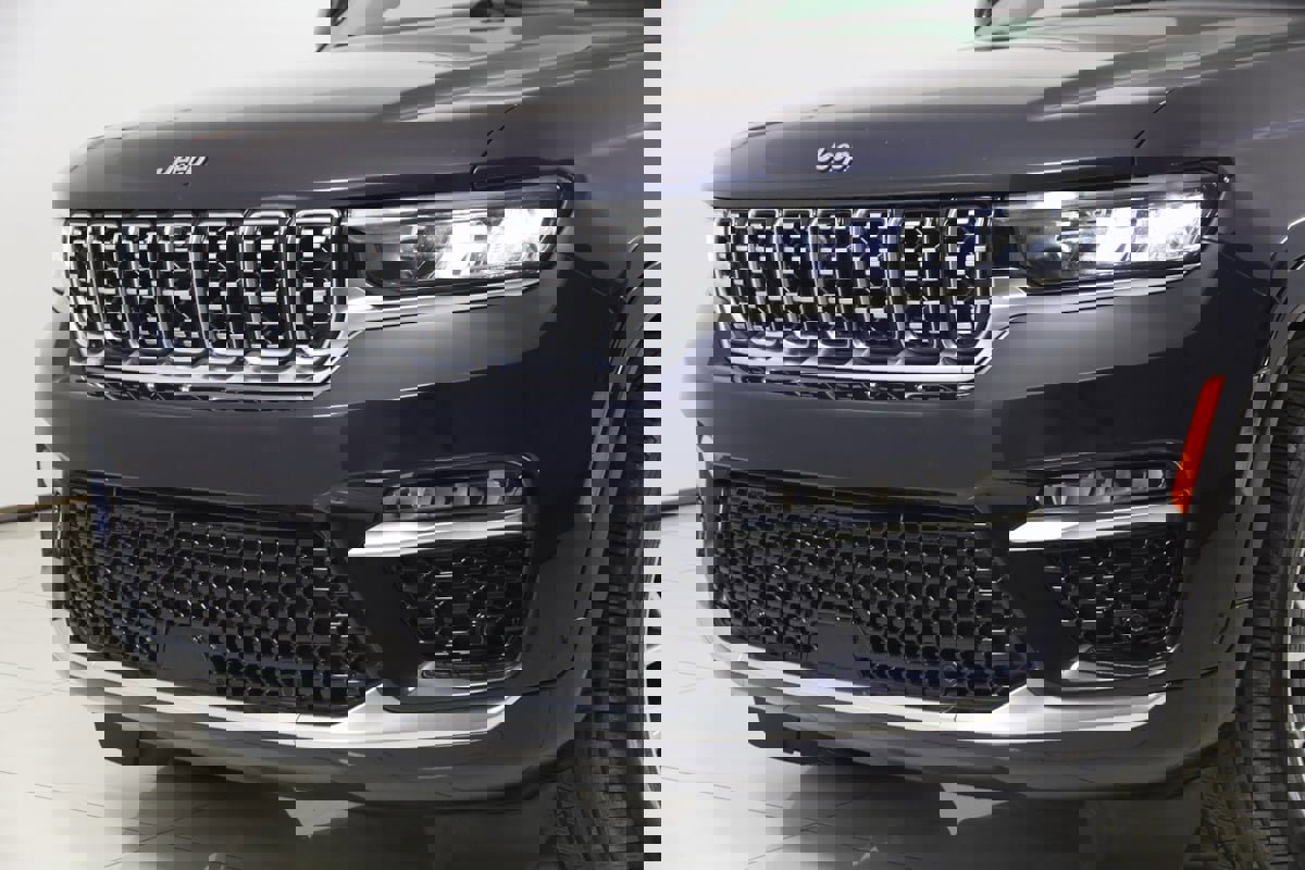 Used 2023 Jeep Grand Cherokee Summit w/ Luxury Tech Group V image 58